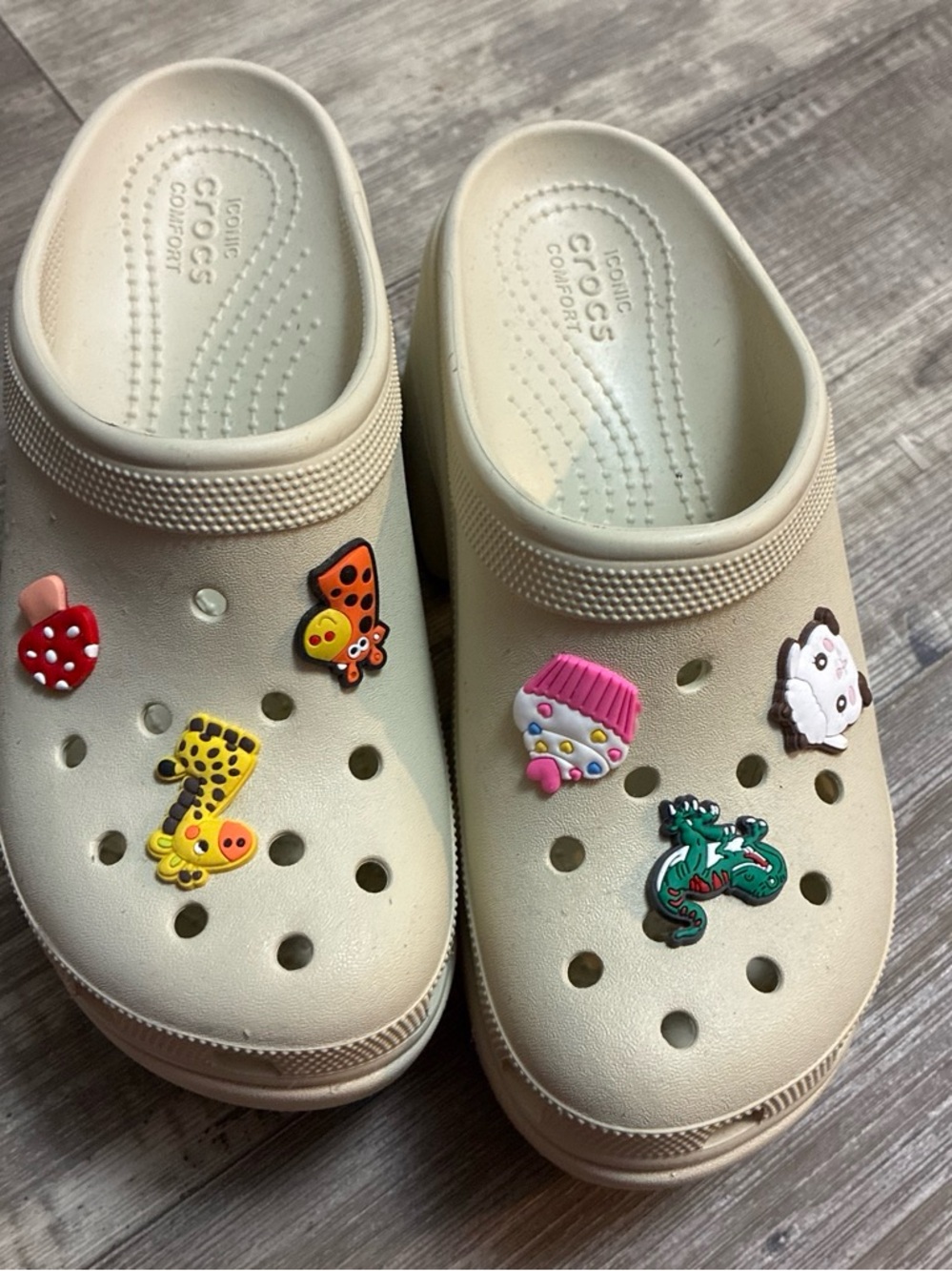 Crocs women Classic Clog - Cream with Fun Charms